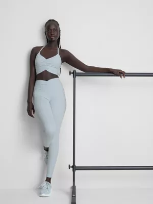 Top corto deportivo con fruncido