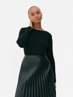 Jersey acanalado con escote oblicuo