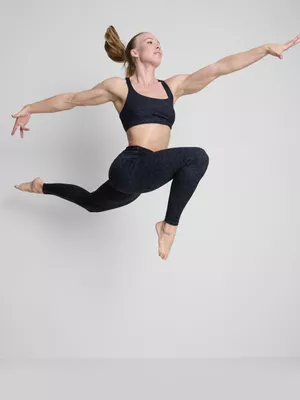 Top deportivo corto con tirantes cruzados