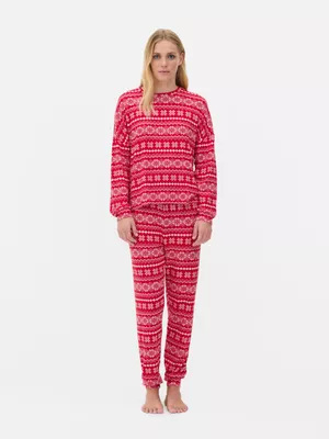 Pijama navideño con grecas alpinas