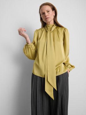 Blusa de satén con lazo