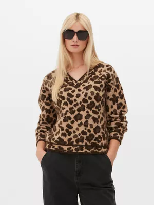 Jersey de leopardo con cuello de pico