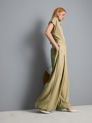 Pantalones anchos plisados con capa superpuesta