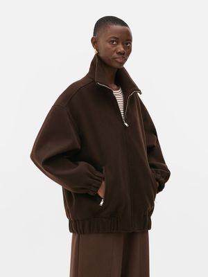 Bómber holgada con cuello chimenea