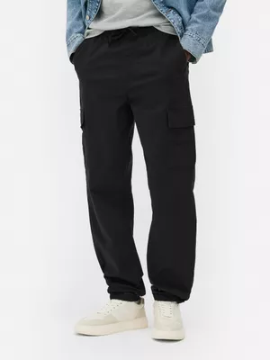 Pantalón cargo con bajos ajustados