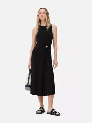Vestido con detalles metálicos de The Edit