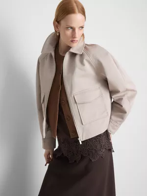 Chaqueta corta con bolsillo de parche de The Edit