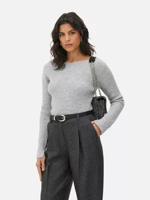 Jersey acanalado con escote oblicuo