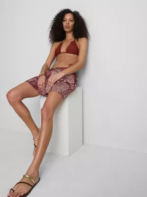 Top de bikini triangular con detalle de cadena