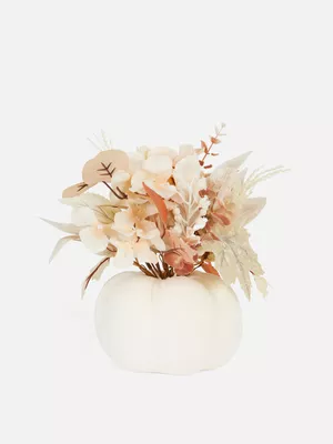 Arreglo de flores artificiales con calabaza