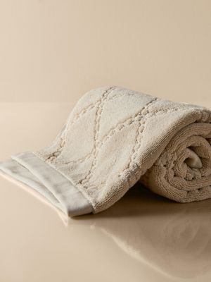 Toalla de baño con diseño de cadeneta de The Edit