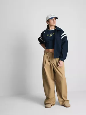 Chaqueta universitaria con detalle de rayas