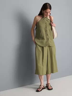 Top con cuello halter, botones y textura