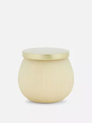 Vela aromática en recipiente de estilo moderno