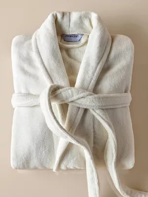 Albornoz tipo spa bordado de The Edit