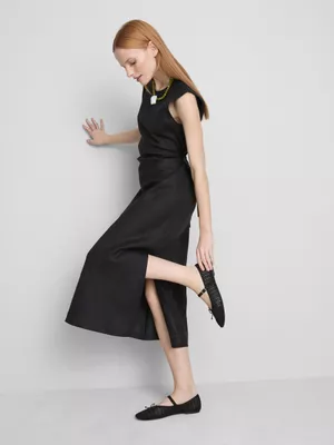 Vestido midi sin mangas de lino de The Edit