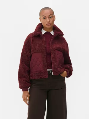 Chaqueta polar con bolsillo en contraste