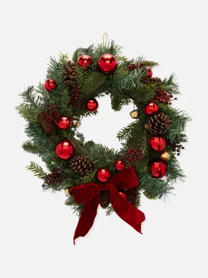 Corona de Navidad sintética con bolas y piñas