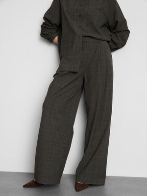 Pantalones plisados a cuadros de pernera ancha