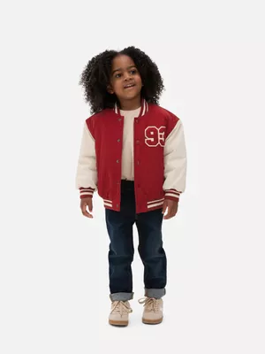 Cazadora bómber de estilo universitario