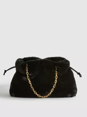 Bolso plano de mano de pelo de Paula Echevarría
