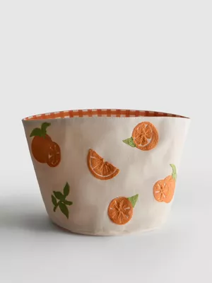 Cesta suave con adornos