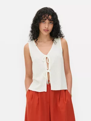 Chaleco con lazadas delanteras