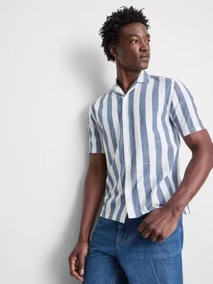Camisa a rayas con cuello con solapas abiertas