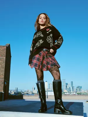 Jersey extragrande con corazones de Rita Ora