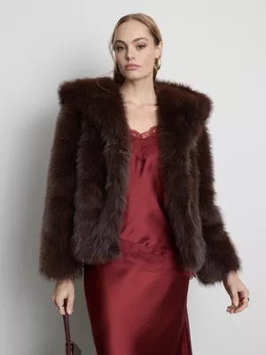 Lujosa chaqueta de pelo sintético con capucha