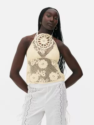 Top de crochet floral atado al cuello de Rita Ora