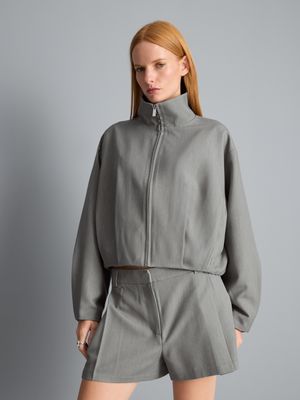 Chaqueta bómber con pinzas y cuello alto