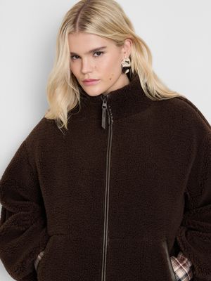 Forro polar de borreguito con cuello alto