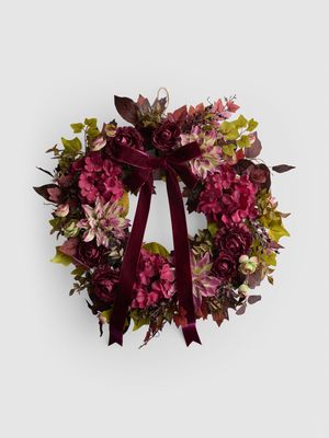 Corona de flores con lazo de terciopelo
