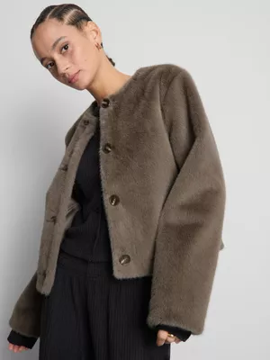 Chaqueta corta de felpa de Paula Echevarría