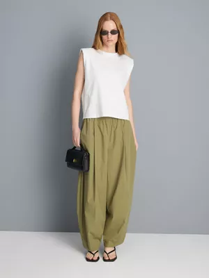 Pantalones bombachos con pinzas de tacto suave