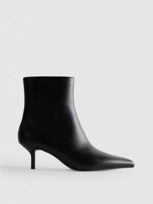 Botines de piel sintética con tacón tachuela