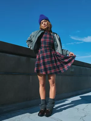 Vestido corto tipo kilt de tartán de Rita Ora