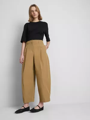 Pantalones capri de pernera cónica de The Edit