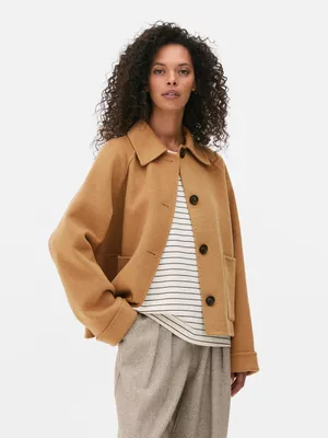 Chaqueta cuadrada con bolsillo de parche de The Edit