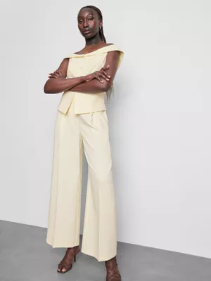 Pantalón plisado de talle medio y pernera ancha