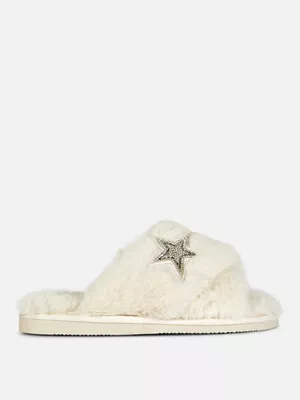 Pantuflas de tiras cruzadas con adornos