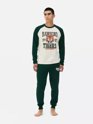 Pijama largo de los Hawkins de Stranger Things