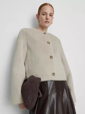 Chaqueta corta de felpa de Paula Echevarría