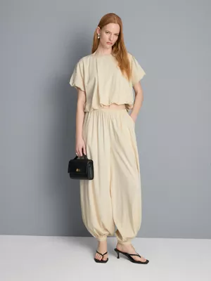 Top corto con mangas abombadas y estilo paracaídas