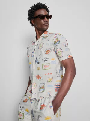 Camisa con cuello con solapas y estampado de postal