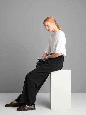 Pantalón plisado de pernera ancha