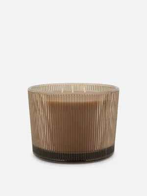 Vela aromática en recipiente de vidrio aflutado