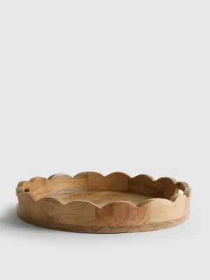 Bandeja de madera con borde festoneado