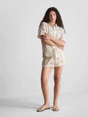 Camisa bordada con bajo curvado de The Edit